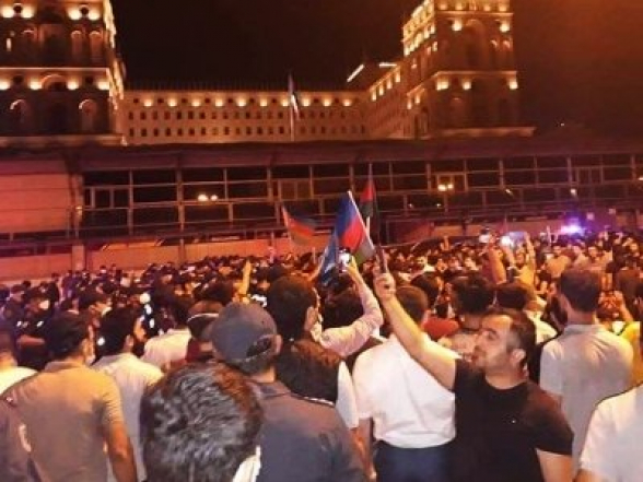 В Баку митингующие ворвались в здание парламента страны (видео)